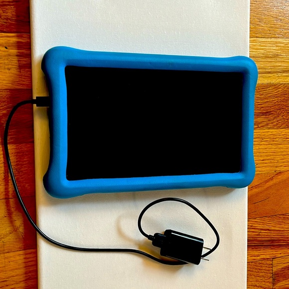 Fire HD 8 kids edition tablet 8 inch HD display 32 GB with case & charger ￼ - Picture 1 of 4